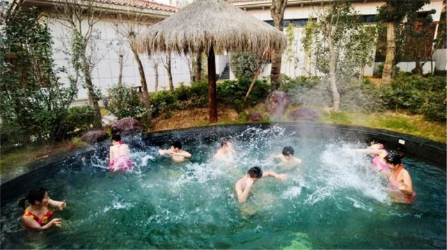 女神视频花瓣浴温泉池养生体验